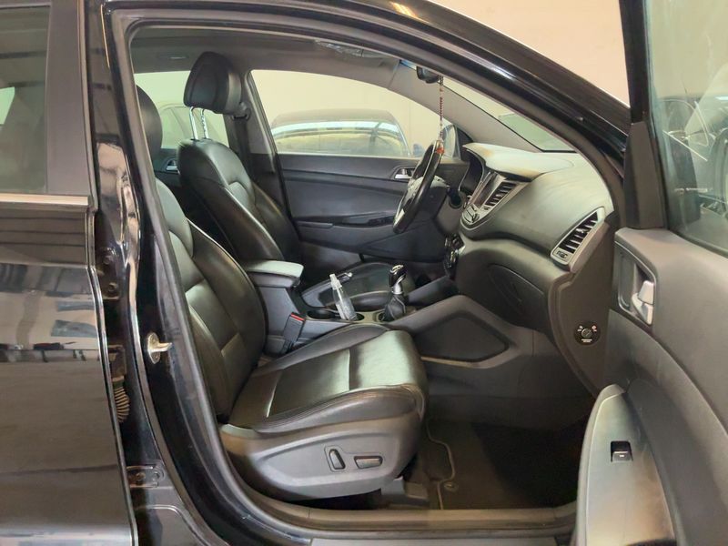 Hyundai Tucson 2.0 CRDi Executive 2WD — zdjęcie 11