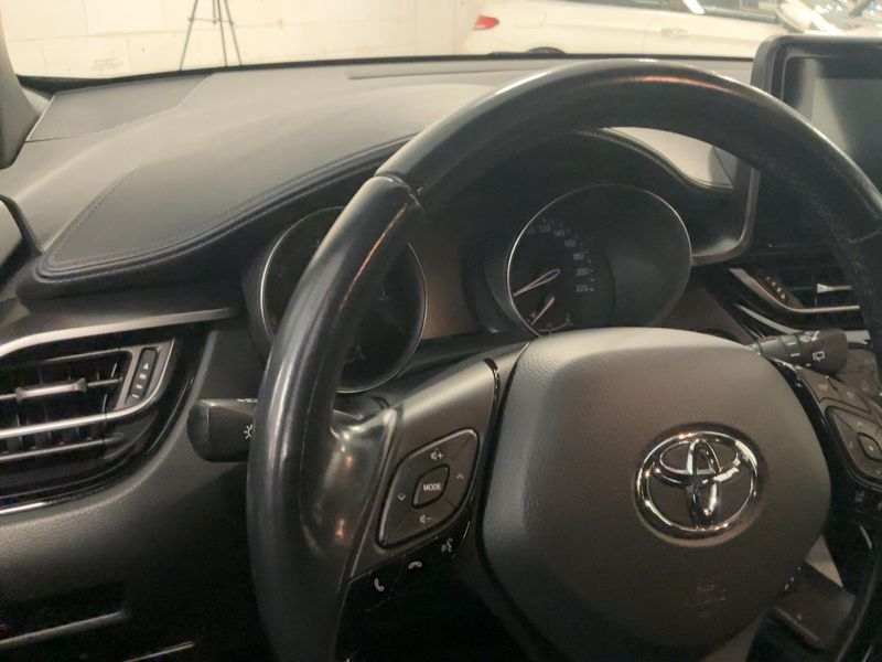 Toyota C-HR 1.8 Hybrid Active — zdjęcie 13