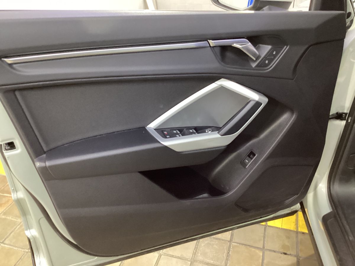 Audi Q3 2021 — photo 30
