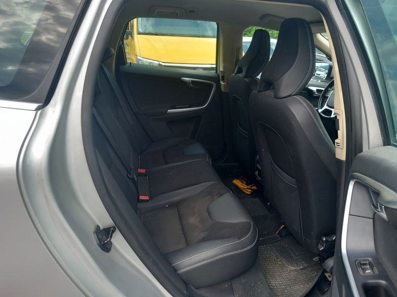 Volvo XC60 2.4 D5 Momentum AWD — zdjęcie 12