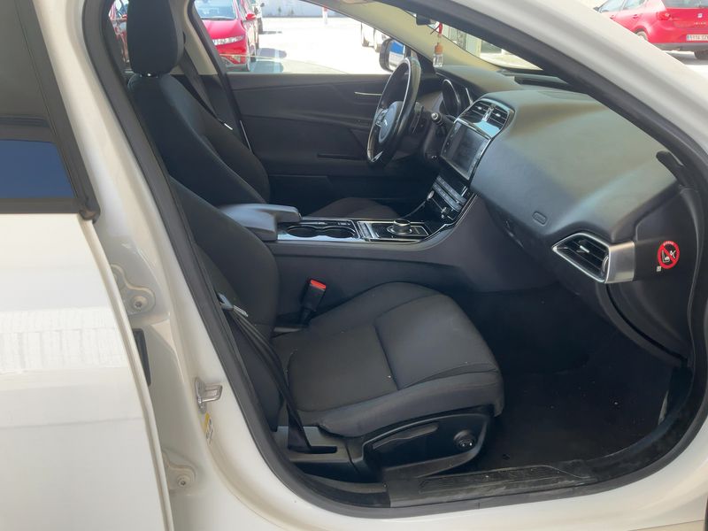 Jaguar XE 20d Pure — zdjęcie 11