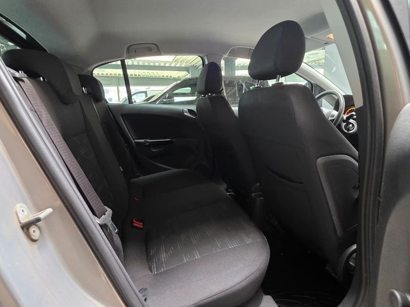 Opel Corsa 1.4 Satellite — zdjęcie 13