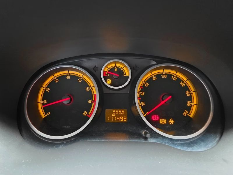 Opel Corsa 1.4 Satellite — zdjęcie 12