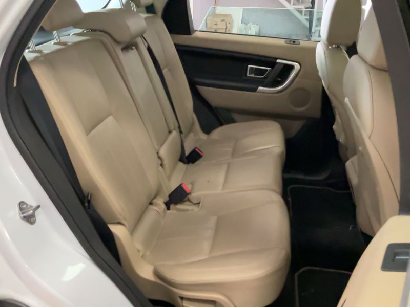 Land Rover Discovery Sport 2.0 Turbo HSE — zdjęcie 14