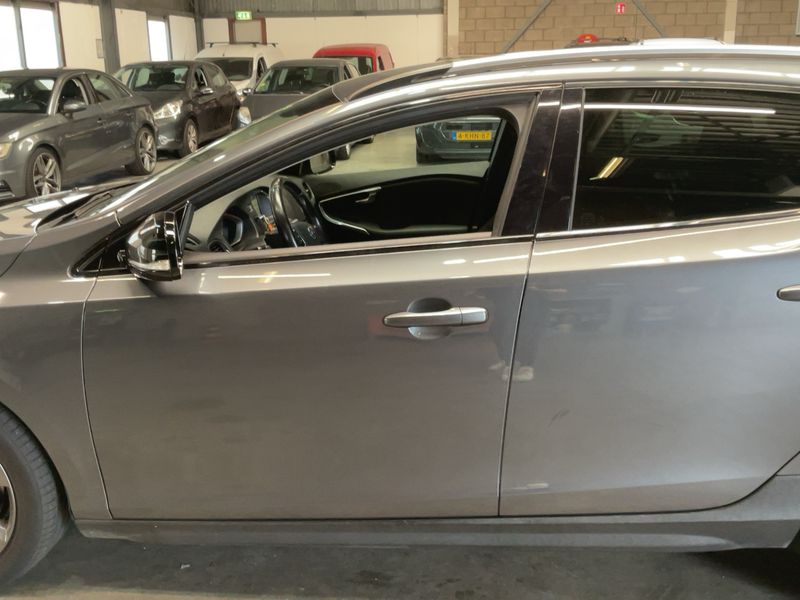 Volvo V40 Cross Country 2.0 D3 Momentum — zdjęcie 4