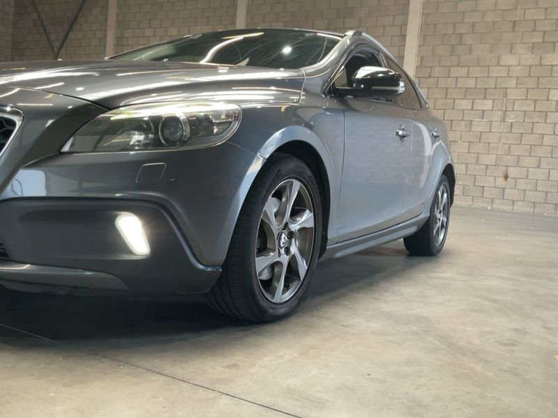 Volvo V40 Cross Country 2.0 D3 Momentum — zdjęcie 2
