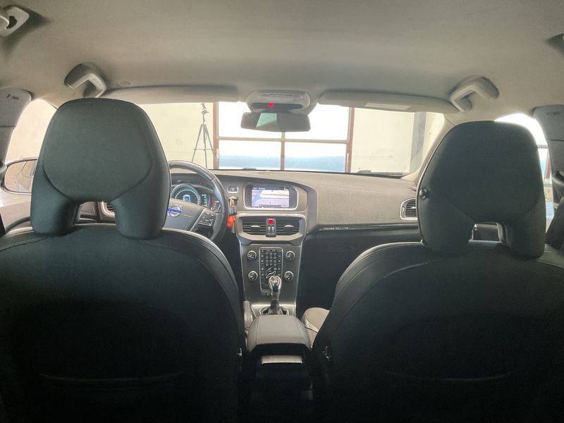 Volvo V40 Cross Country 2.0 D3 Momentum — zdjęcie 12