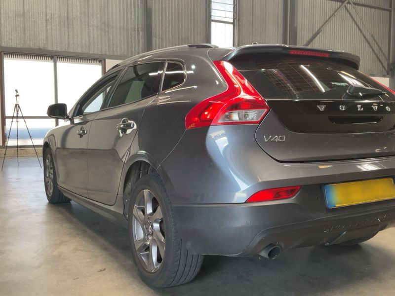 Volvo V40 Cross Country 2.0 D3 Momentum — zdjęcie 3