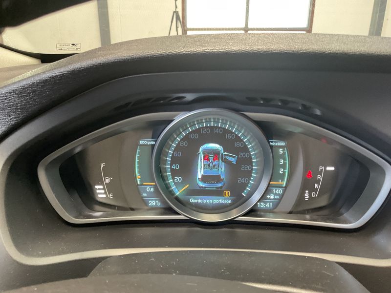 Volvo V40 Cross Country 2.0 D3 Momentum — zdjęcie 13
