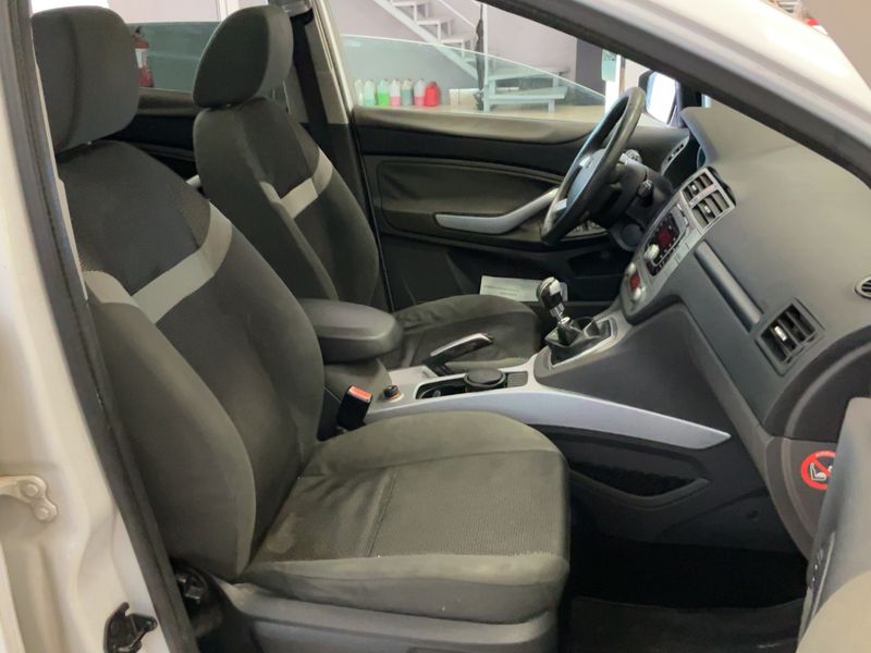 Ford Kuga 2.0 TDCi Trend — zdjęcie 11