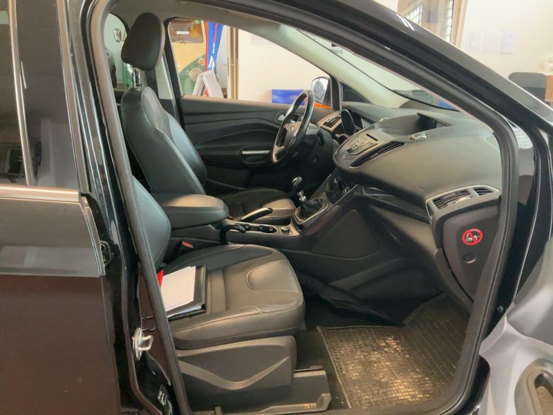 Ford Kuga 2.0 TDCi Titanium — zdjęcie 11