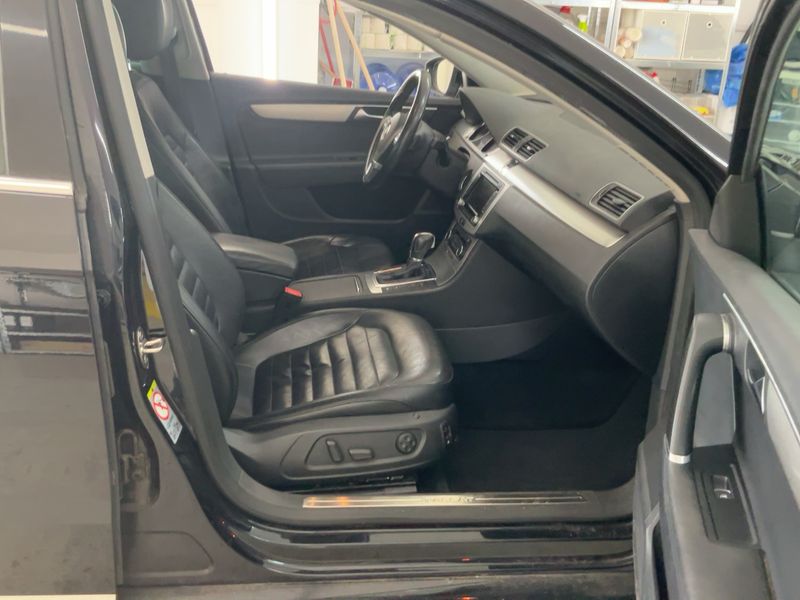 Volkswagen Passat 2.0 TDI Highline BlueMotion Tech — zdjęcie 11