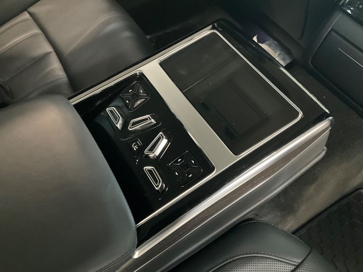Audi A8 2023 — photo 25