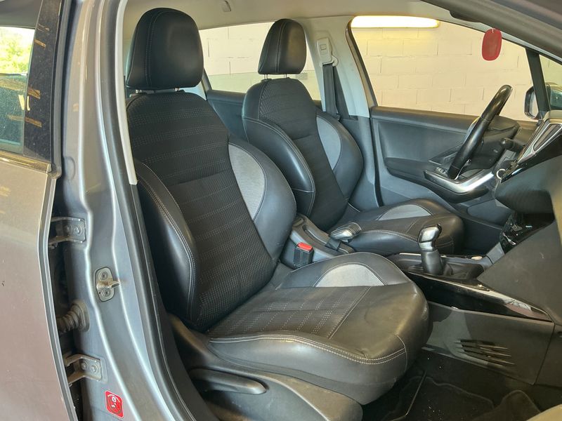 Peugeot 2008 1.2 PureTech Allure 2015 – снимка 33