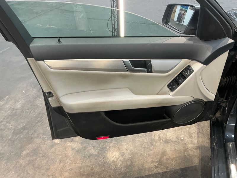 Mercedes-Benz C-Klasse C 200 CGI T BlueEfficiency Avantgarde 2013 – снимка 28