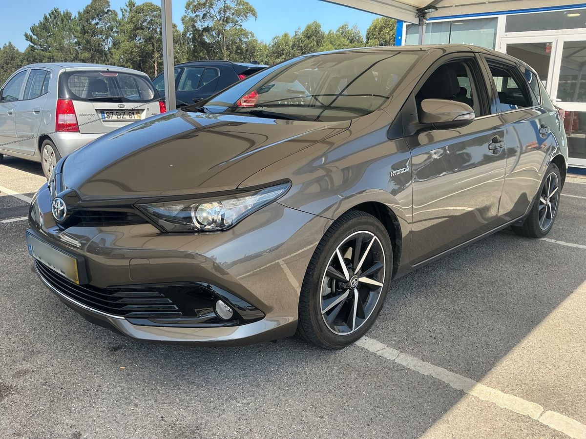 Toyota Auris 2018 — photo 1