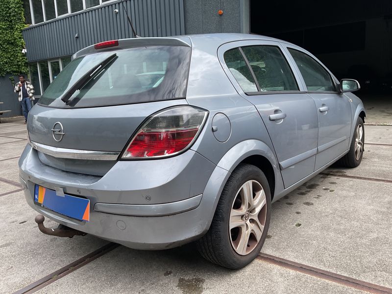 Opel Astra 1.4 Edition — zdjęcie 2