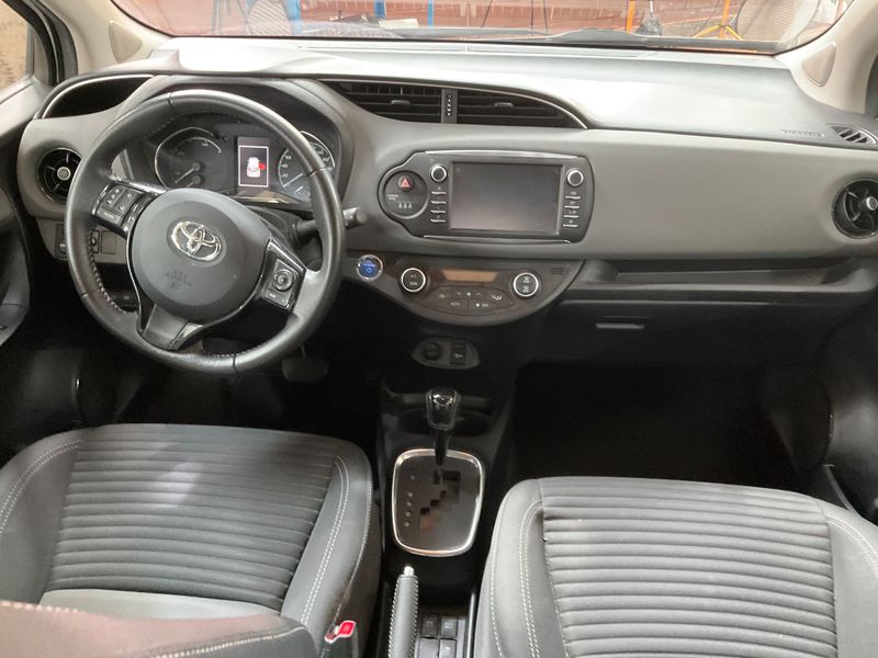 Toyota Yaris 1.5 Hybrid Active — zdjęcie 12