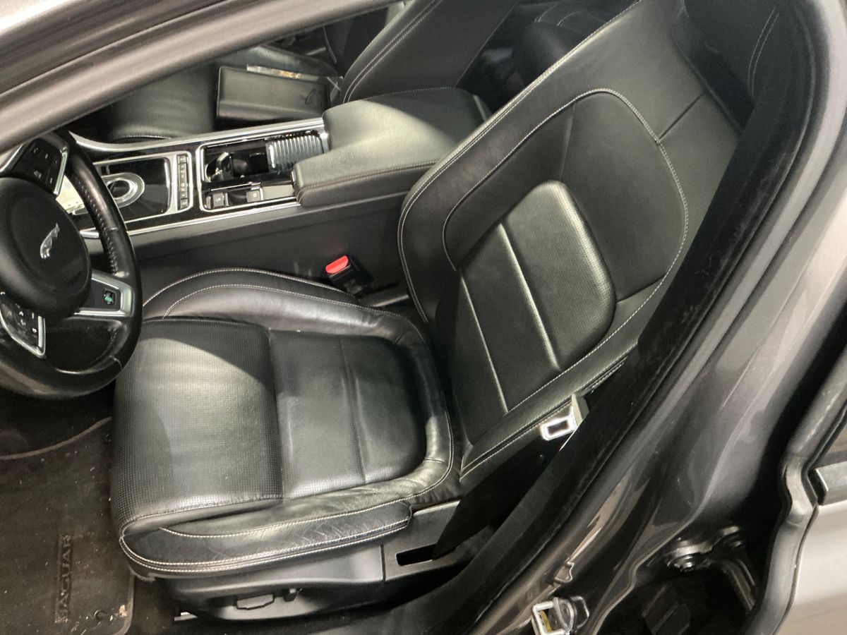 Jaguar XF 2017 — photo 37