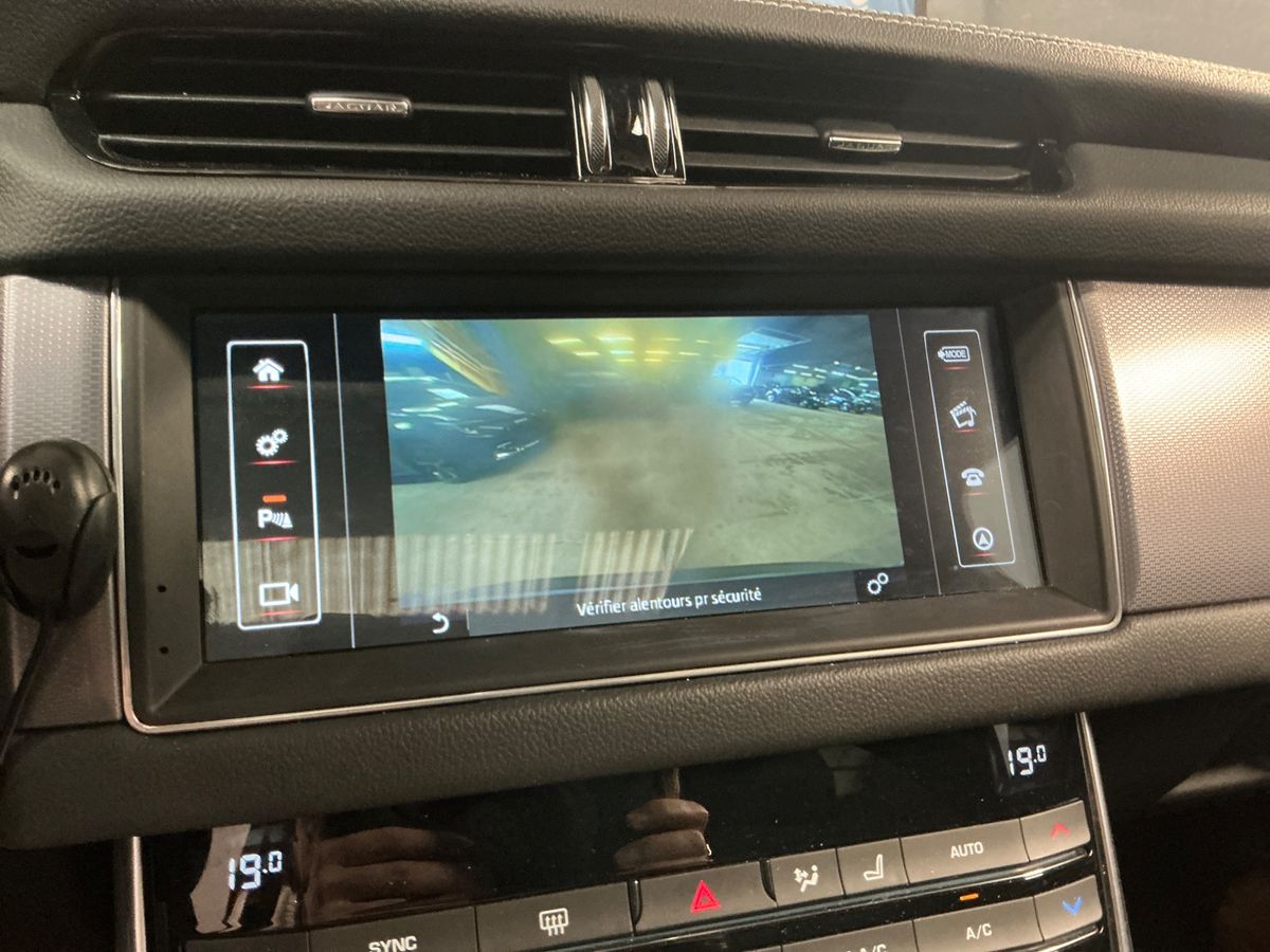 Jaguar XF 2017 — photo 35