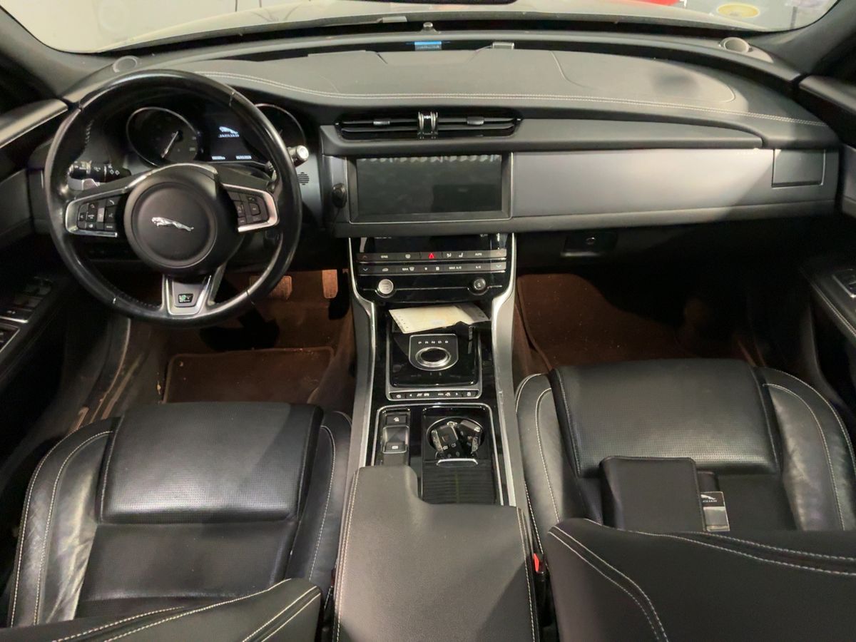 Jaguar XF 2017 — photo 18