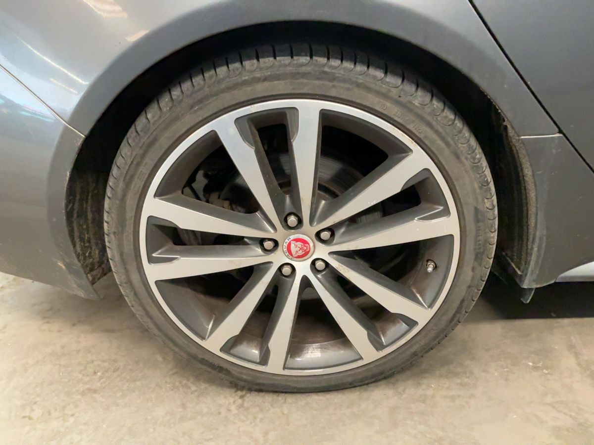 Jaguar XF 2017 — photo 10