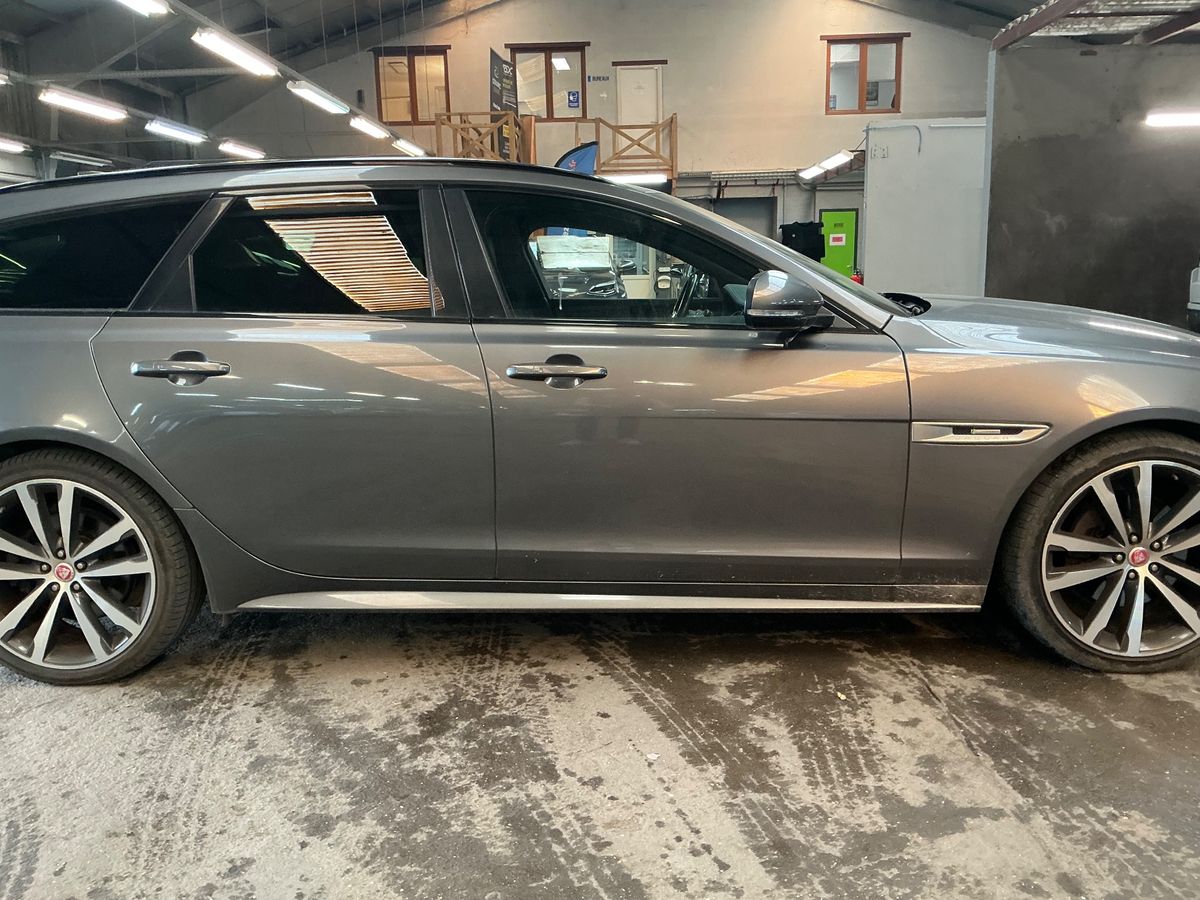 Jaguar XF 2017 — photo 11
