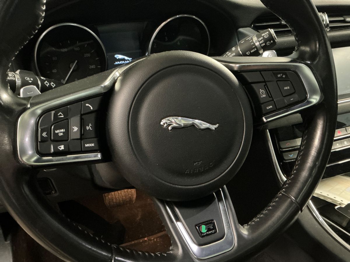 Jaguar XF 2017 — photo 40