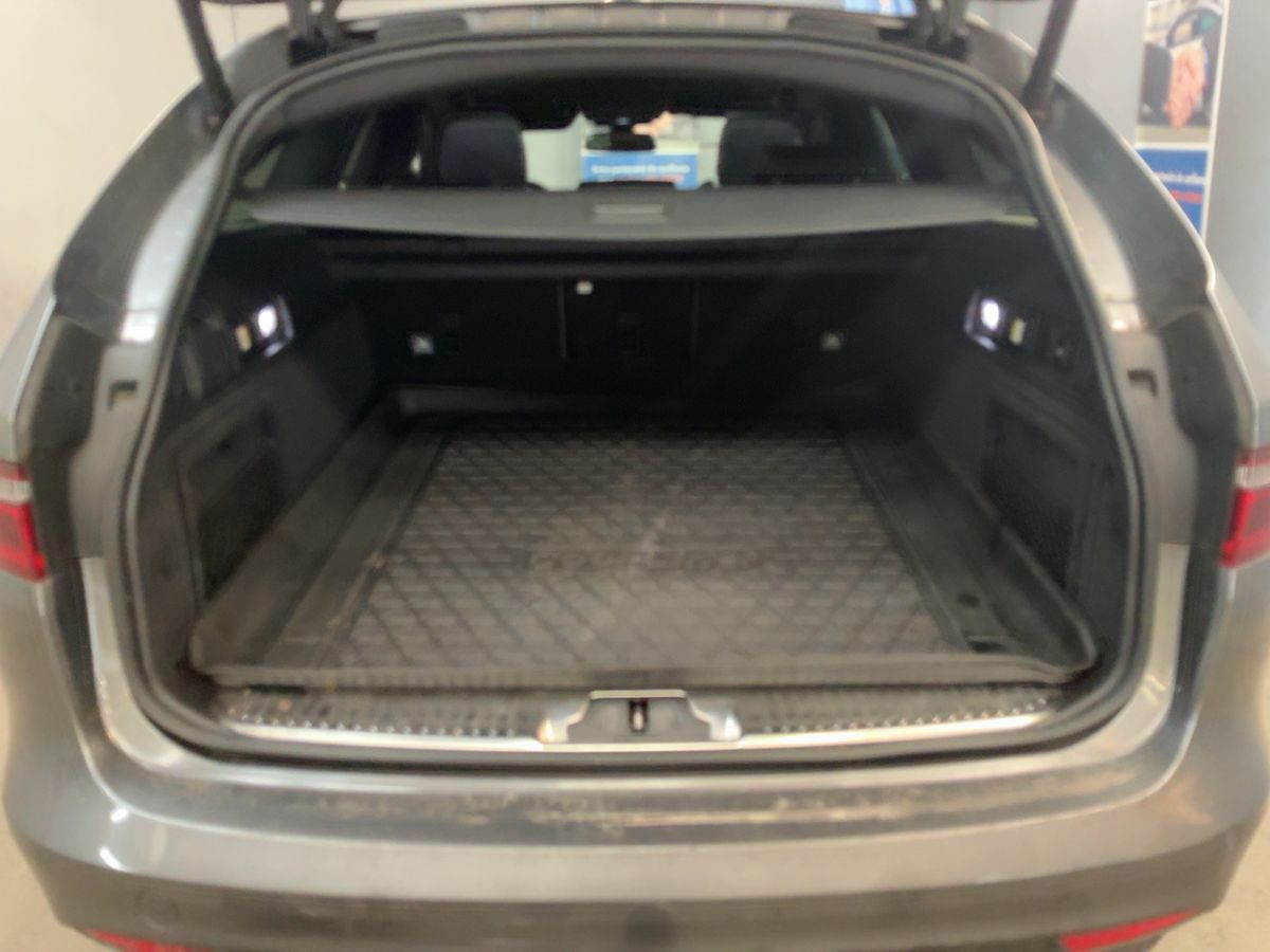 Jaguar XF 2017 — photo 16