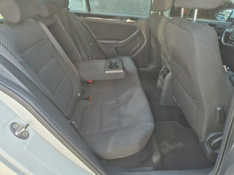 Volkswagen Jetta 1.2 TSI Basis BlueMotion Tech — zdjęcie 14