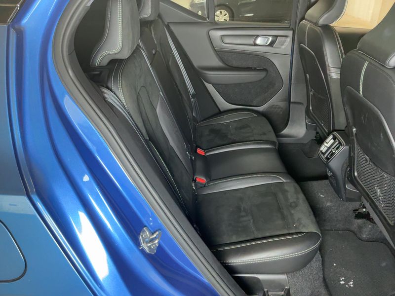 Volvo XC40 2.0 D4 R-Design AWD — zdjęcie 14