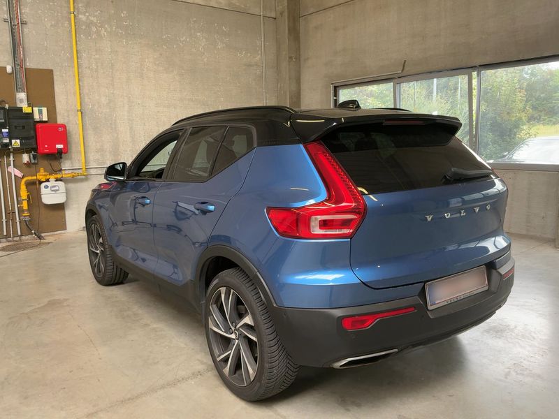 Volvo XC40 2.0 D4 R-Design AWD — zdjęcie 3
