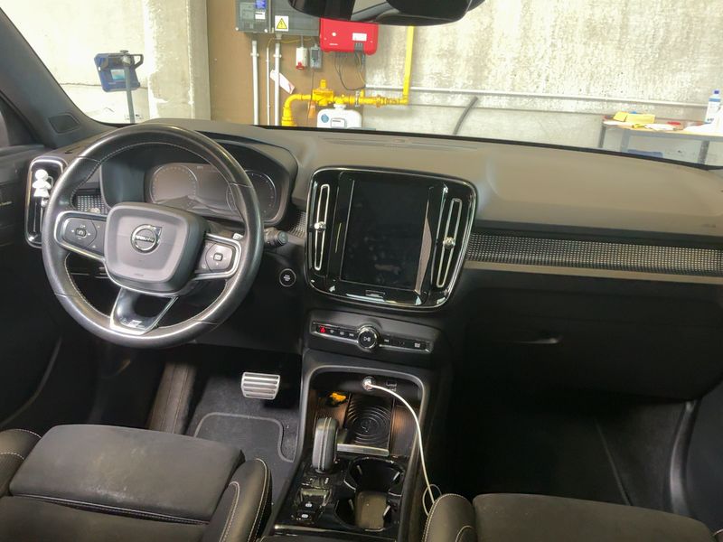 Volvo XC40 2.0 D4 R-Design AWD — zdjęcie 12