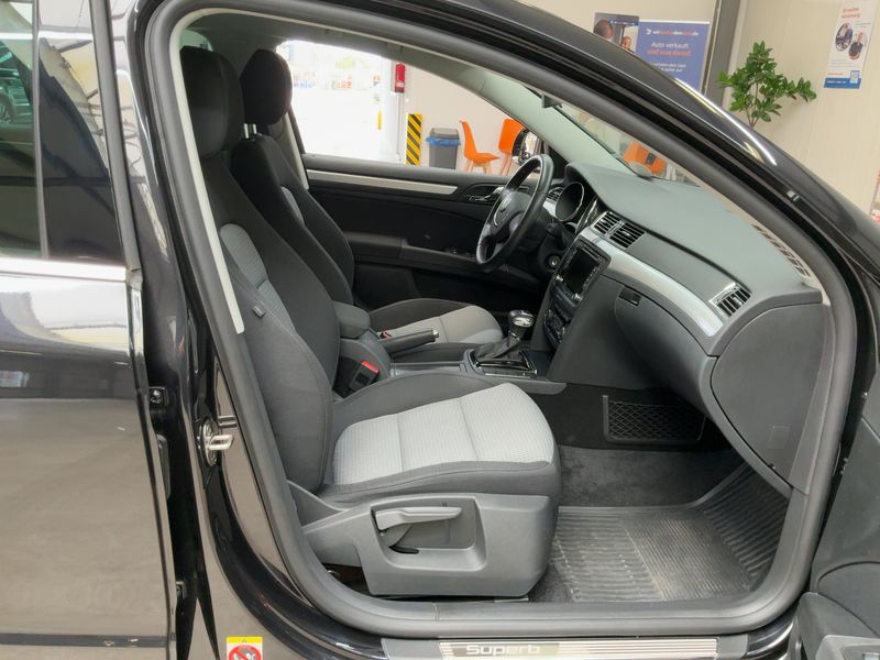 Skoda Superb 2.0 TSI Ambition — zdjęcie 11