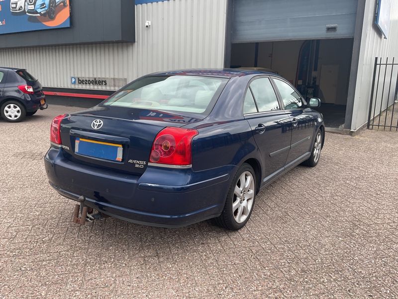 Toyota Avensis 2.0 Executive — zdjęcie 2