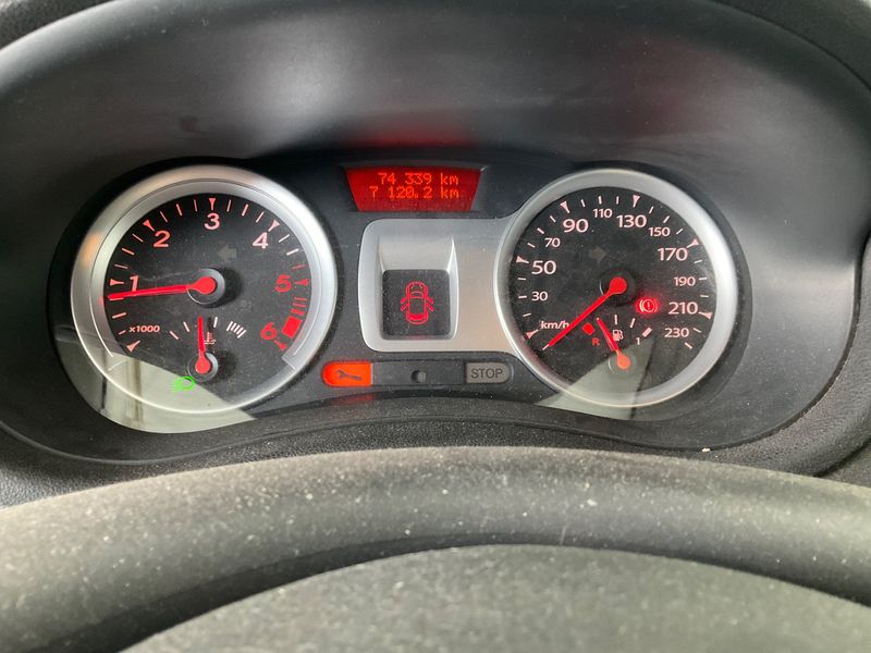 Renault Clio 1.5 dCi Dynamique — zdjęcie 13