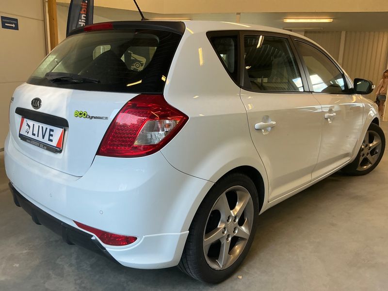 Kia cee'd 1.6 CRDi Spirit 2011 – снимка 2