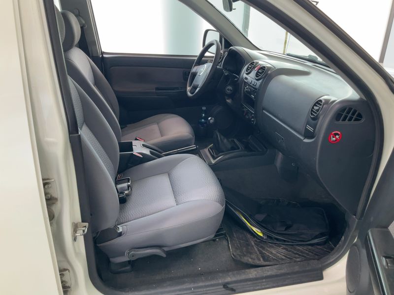 Isuzu D-MAX 2.5 Turbodiesel Double Cab Basis 4WD — zdjęcie 11