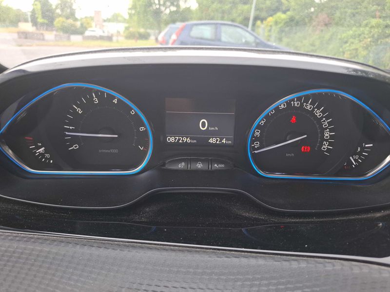 Peugeot 2008 1.2 PureTech Allure 2015 – снимка 12