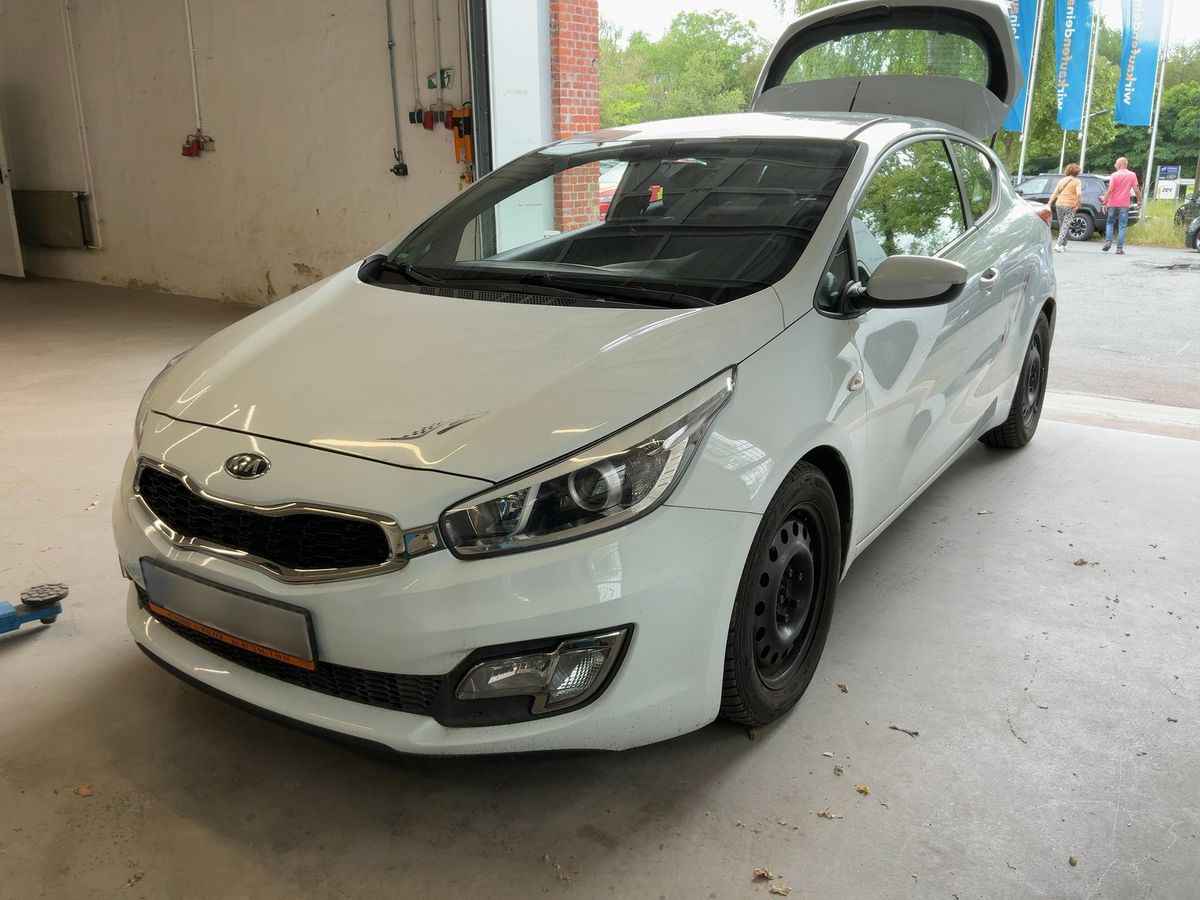 Kia pro_cee'd 2015 — photo 1