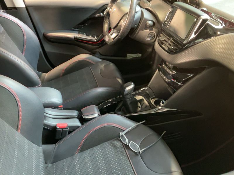 Peugeot 2008 1.2 PureTech Allure — zdjęcie 11
