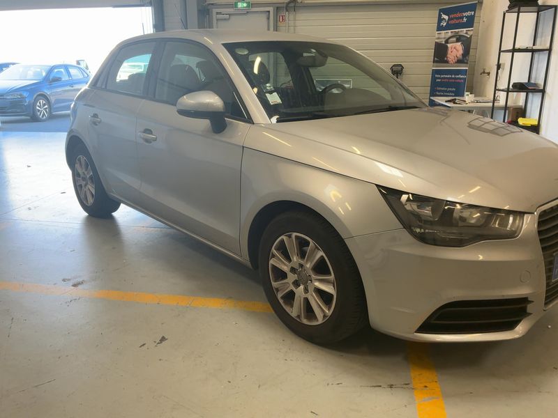 Audi A1 Sportback 1.6 TDI Attraction — zdjęcie 9