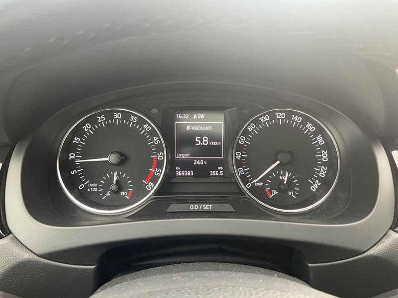 Skoda Rapid Spaceback 1.6 TDI EmotionPlus — zdjęcie 4