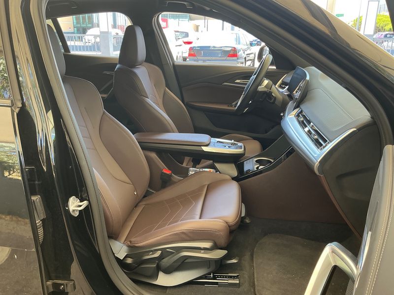 BMW iX2 eDrive20 M Sport — zdjęcie 11