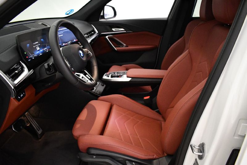 BMW iX2 eDrive20 M Sport — zdjęcie 9