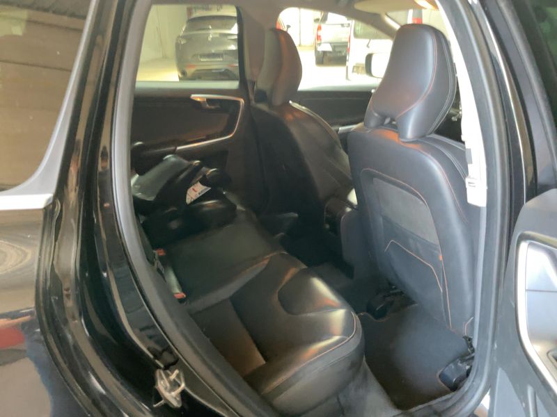 Volvo XC60 2.0 D3 Ocean Race 2WD — zdjęcie 14