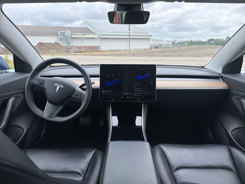 Tesla Model 3 Standard Range Plus — zdjęcie 11