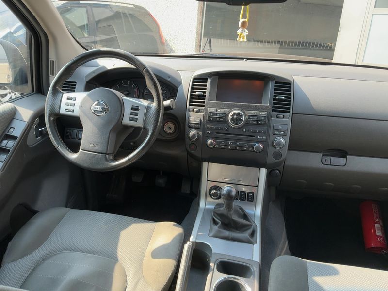 Nissan Navara Pick-up 2.5 dCi Double Cab LE 4x4 — zdjęcie 12