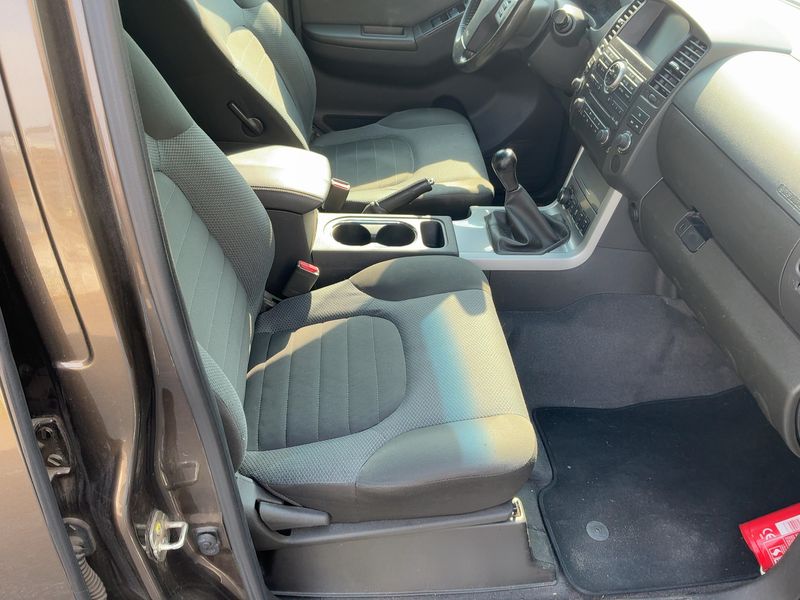Nissan Navara Pick-up 2.5 dCi Double Cab LE 4x4 — zdjęcie 11