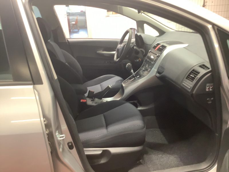 Toyota Auris 1.6 Life+ 2010 – снимка 17